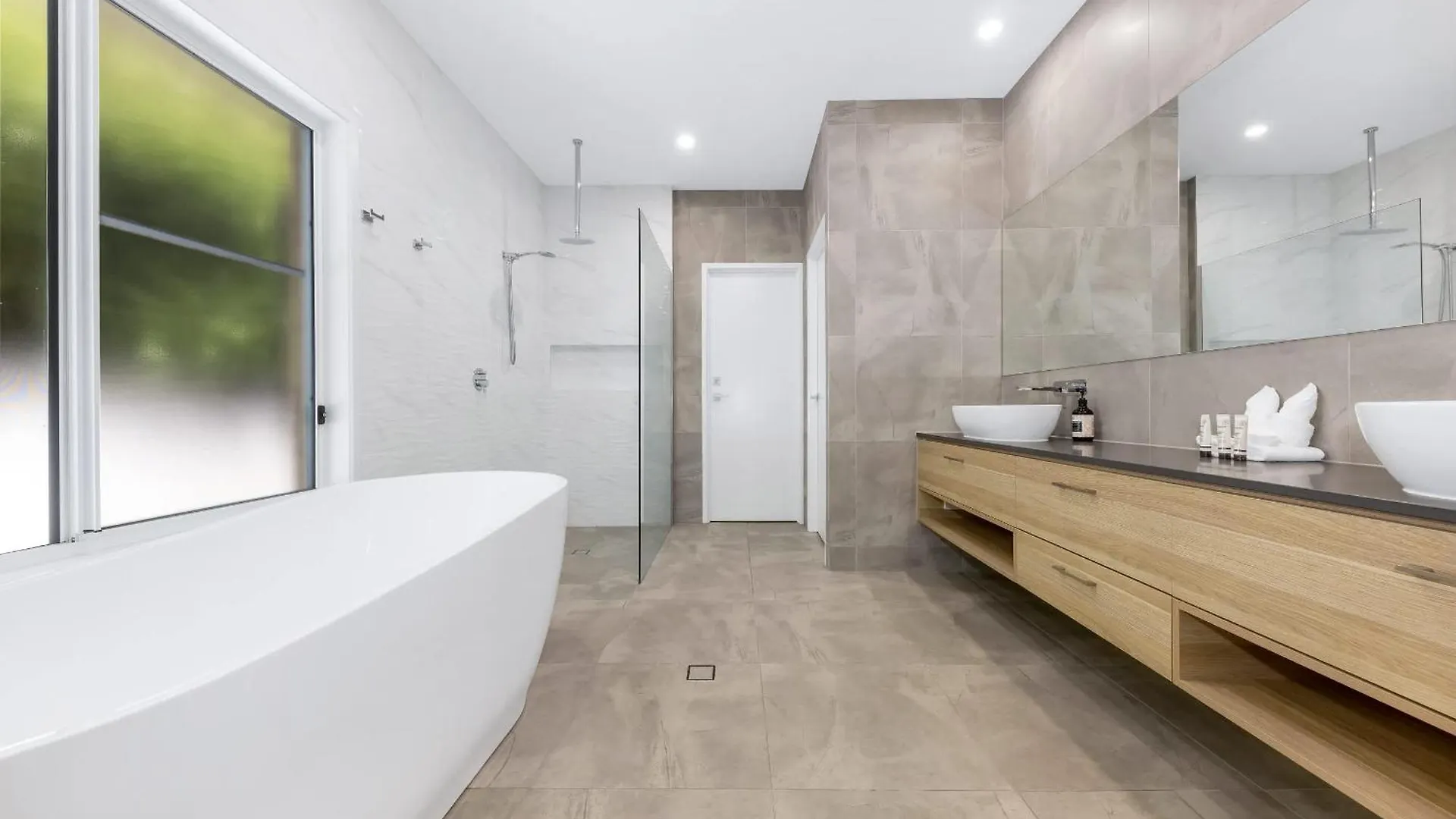 Pet Friendly Holiday Home With Pool On Alex Alexandra Headland