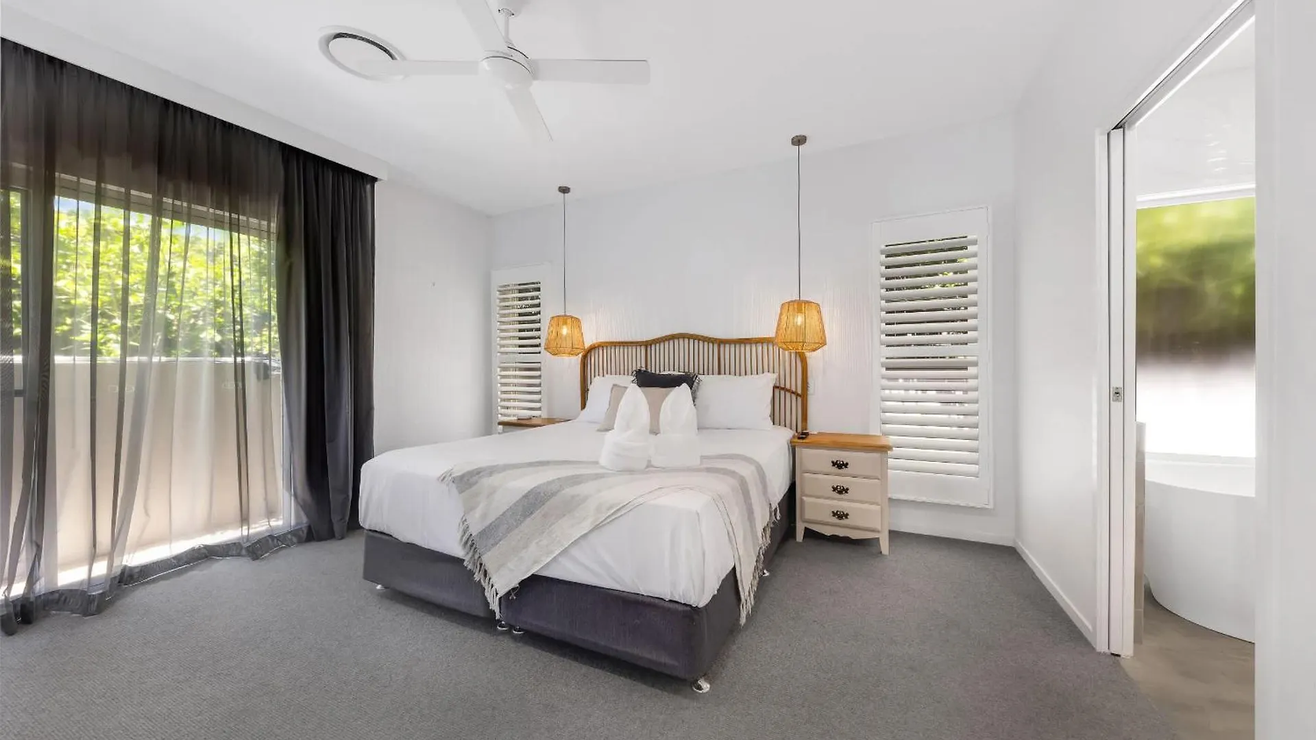 Pet Friendly Holiday Home With Pool On Alex Alexandra Headland 0*,