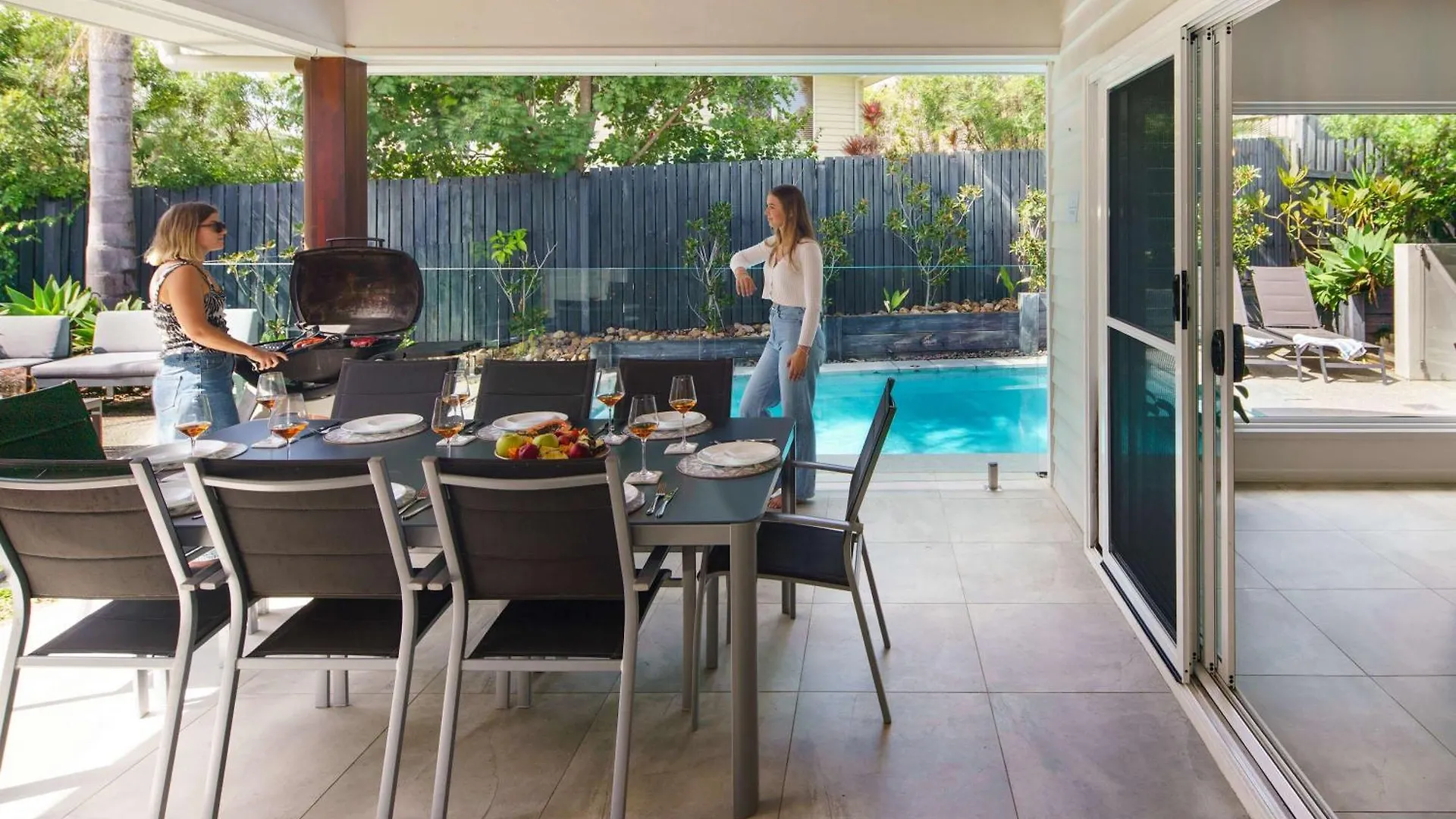 Pet Friendly Holiday Home With Pool On Alex Alexandra Headland 0*,
